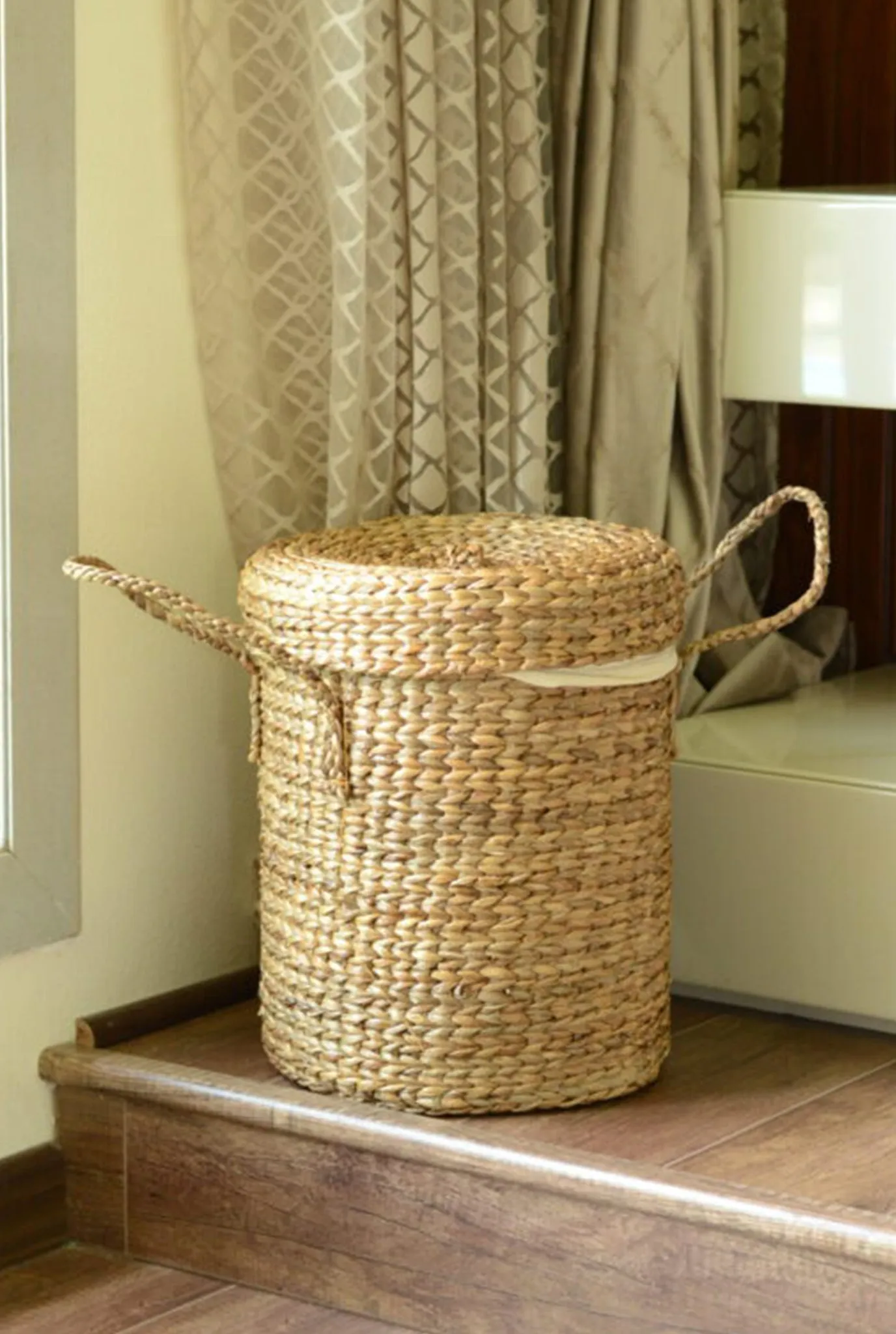 TALL LAUNDRY BASKET